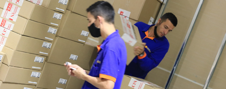 Personal de EnviExpress verificando producto en proceso entre plantas y talleres