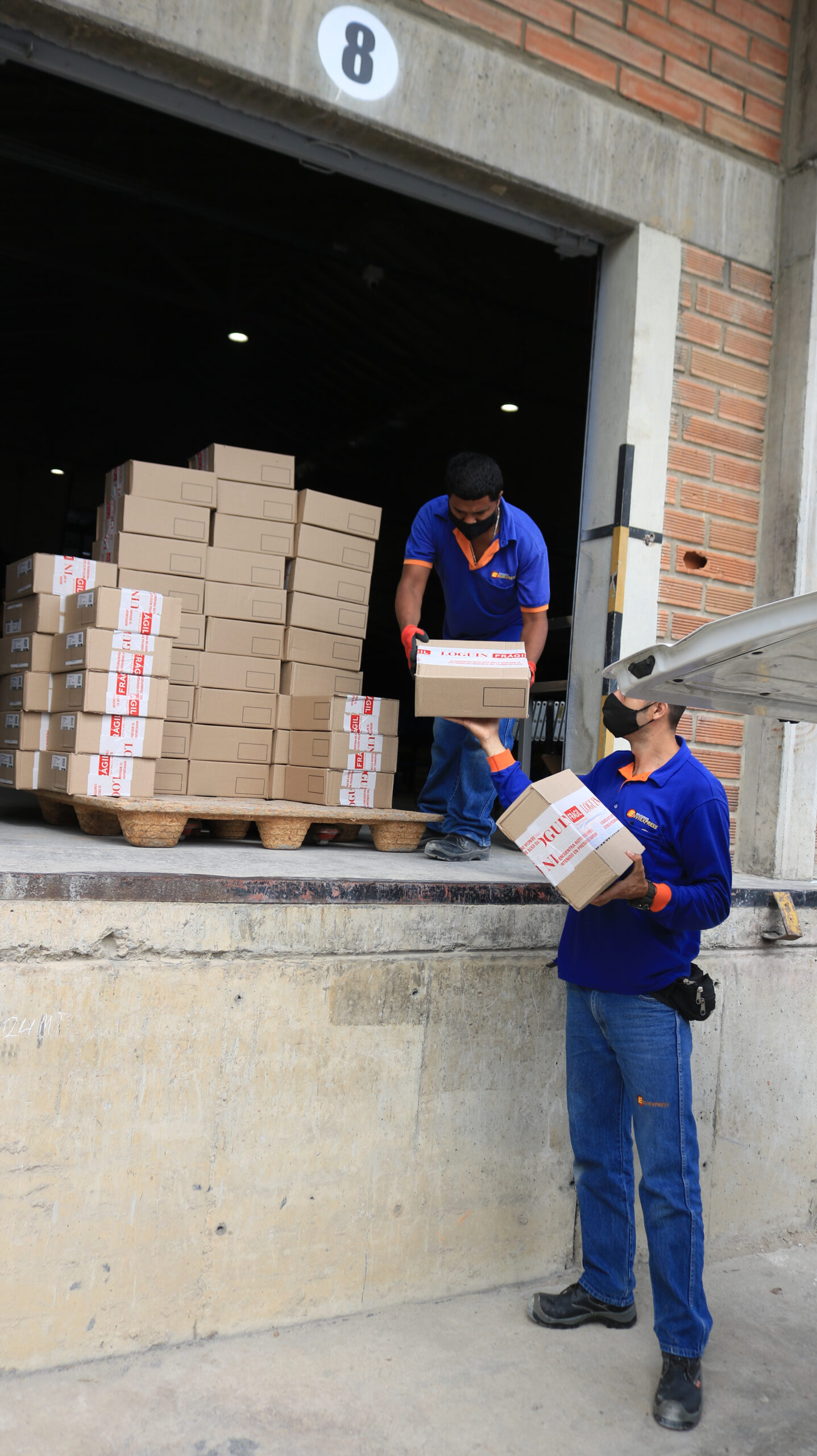 Centro de distribución de EnviExpress con inventario almacenado