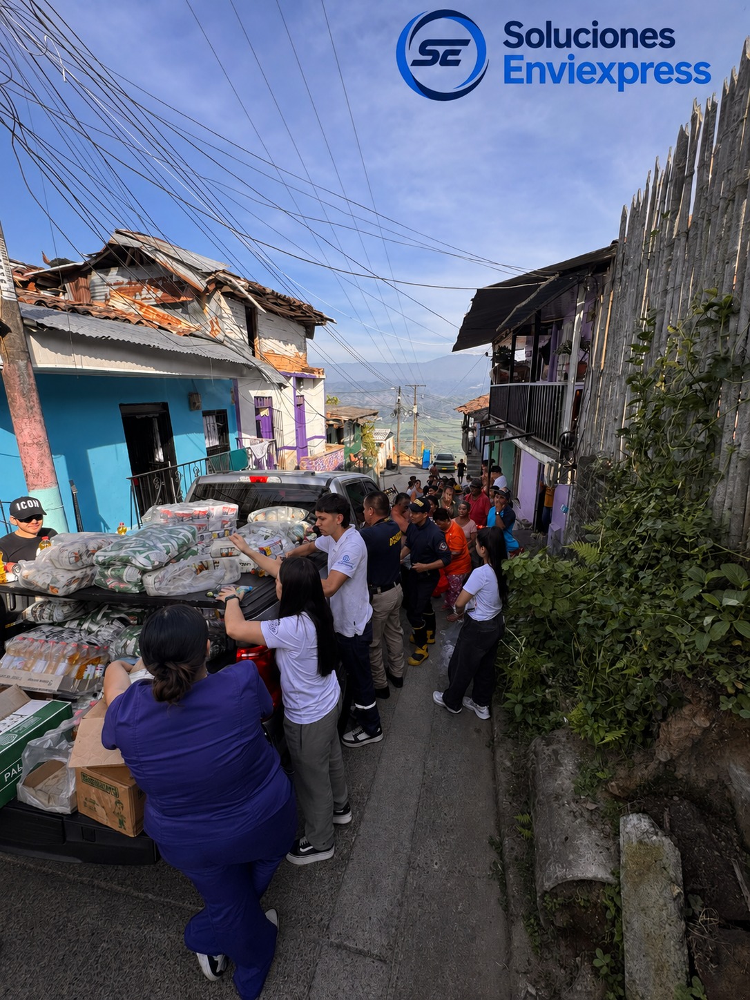 Equipo de EnviExpress y la Fundación Ayuda Extrema entregando mercados desde una camioneta en un barrio afectado por el terremoto