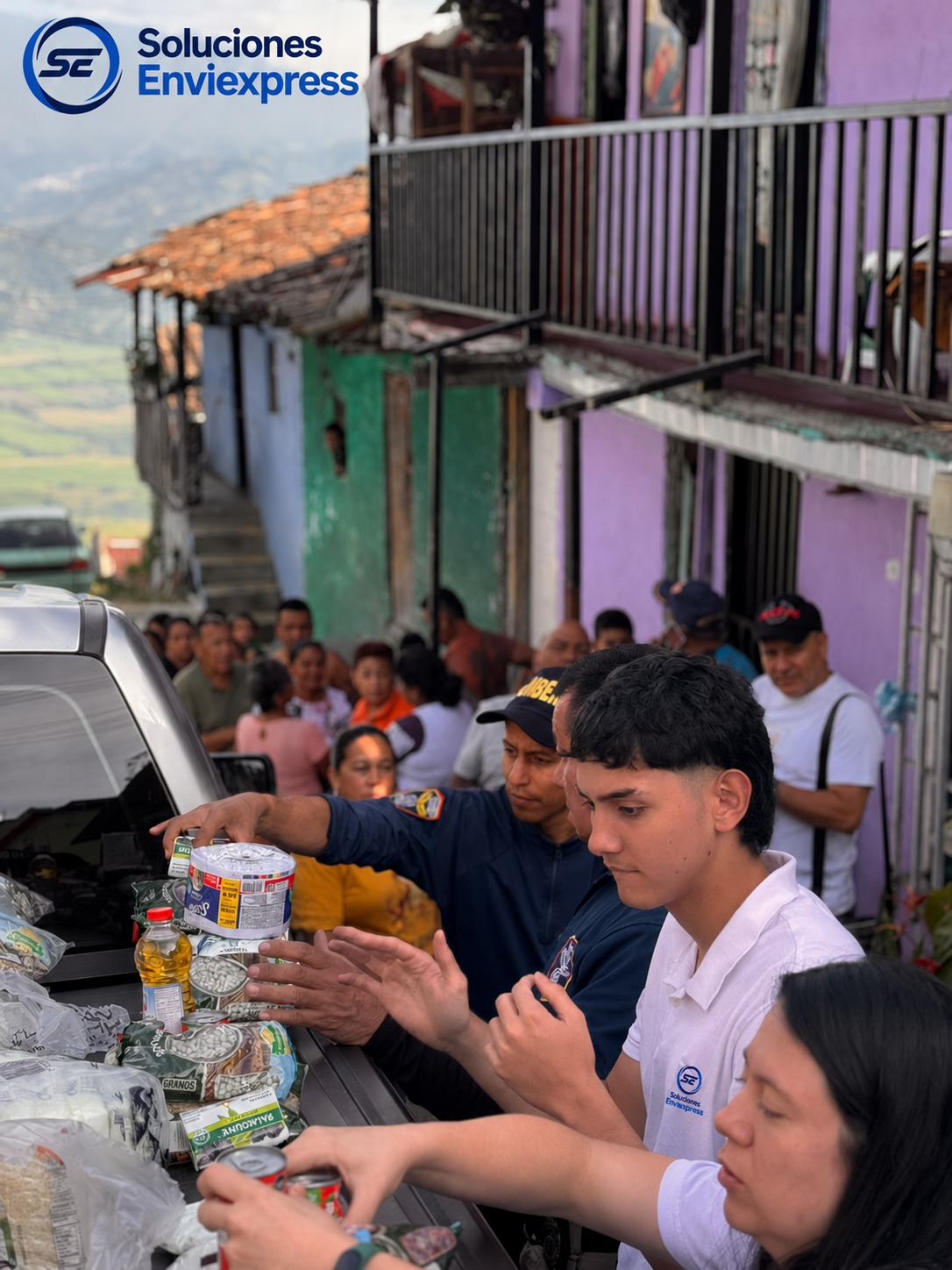 Voluntarios de EnviExpress repartiendo alimentos a la comunidad tras el terremoto