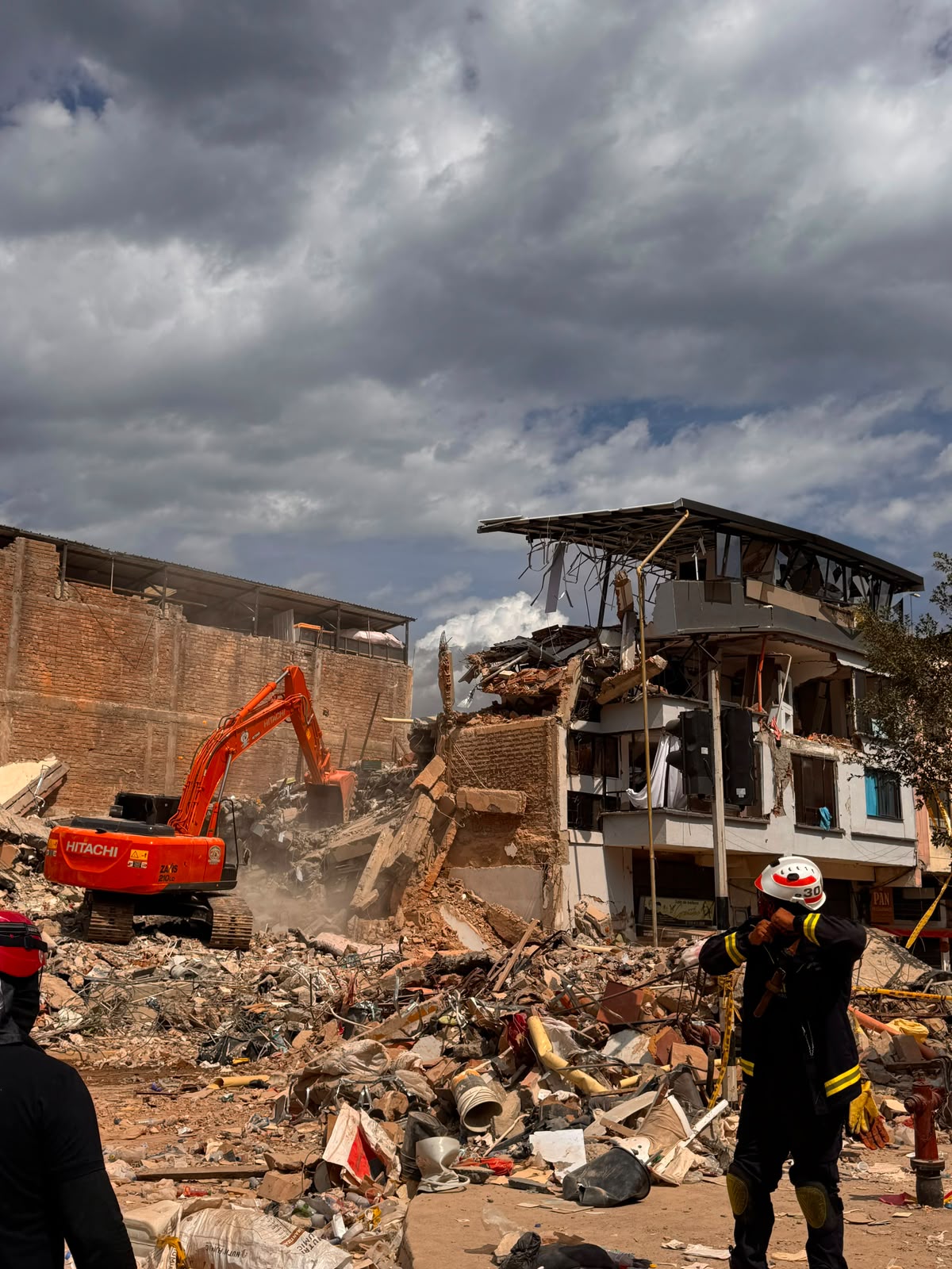 Labores de rescate y remoción de escombros entre las edificaciones colapsadas por el sismo